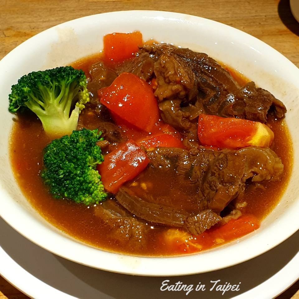 Thickly sliced beef stir-fried with tomato and broccoli and served with lots of sauce.