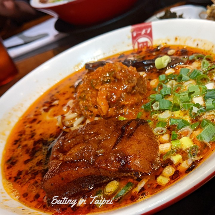 The red king is a blend of garlic, chili oil, and cayenne pepper in a velvety broth; topped by a tempting ball of miso-infused minced pork and select Nagi cayenne,with tender chashu.