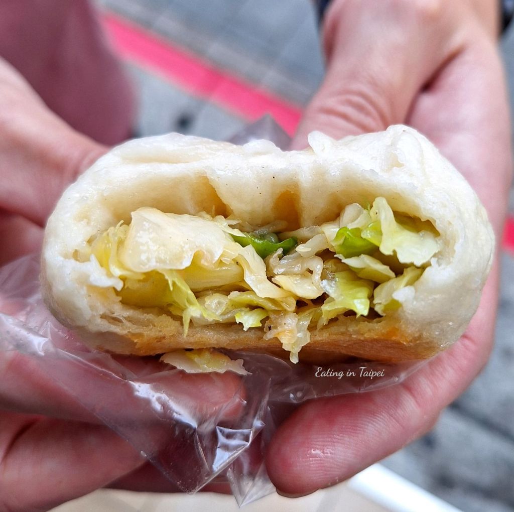 Shilin night market Chung Chia Sheng Jian Bao cabbage bun